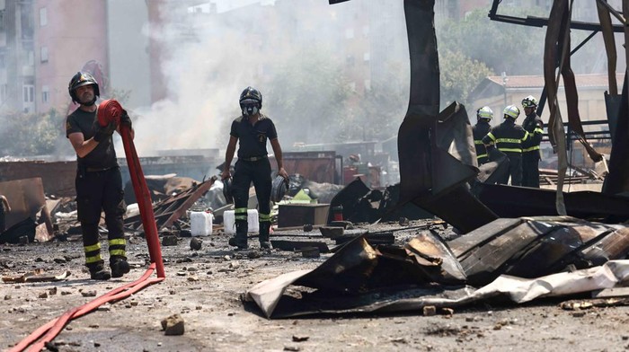 Sebuah ledakan dahsyat terjadi di sebuah stasiun pengisian bahan bakar umum (SPBU) di pinggiran Kota Roma, Italia, Jumat (4/7/2025). Ledakan tersebut menimbulkan kebakaran hebat yang menewaskan sedikitnya 45 orang dan melukai puluhan lainnya. REUTERS/Matteo Minnella