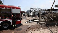 Warga sekitar diminta menjauh dari lokasi demi keselamatan dan menghindari risiko ledakan susulan. REUTERS/Matteo Minnella