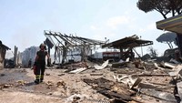 Pihak berwenang setempat masih menyelidiki penyebab pasti insiden tragis ini, meskipun dugaan awal mengarah pada kebocoran gas yang memicu ledakan besar. REUTERS/Matteo Minnella