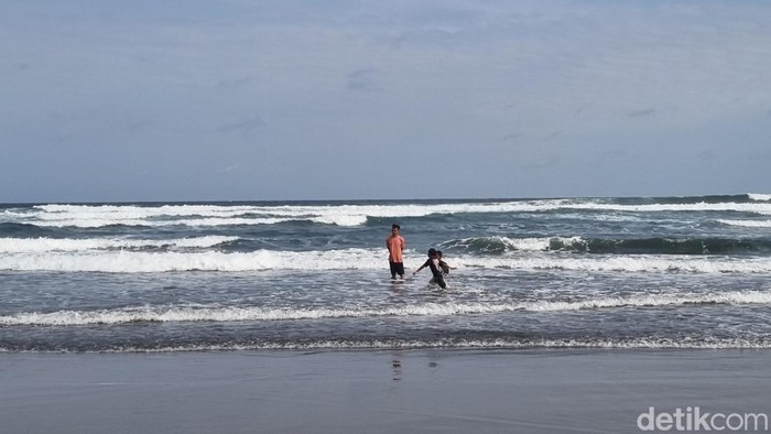Suasana Pantai Parangtritis di Kretek, Bantul, yang ramai wisatawan, Sabtu (5/7/2025).