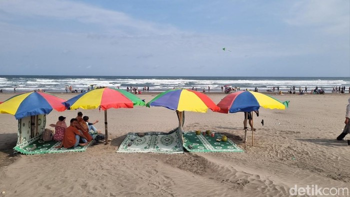 Suasana stand persewaan payung dan minuman kelapa muda di Pantai Parangtritis, Bantul, Sabtu (5/7/2025).
