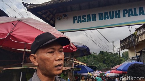 Koordinator Pasar Dauh Pala, I Gede Putu Manik Mahendra. Pasar tradisional yang pernah tersentuh renovasi.