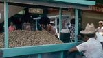 Potret Nostalgia Penjual Oncom dan Kacang di Pasar Kosambi Bandung 1980