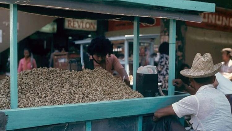 Potret Nostalgia Penjual Oncom dan Kacang di Pasar Kosambi Bandung 1980