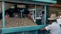Yang ini merupakan penampakan penjual kacang rebus. Kacang rebus tersebut dijajakan menggunakan gerobak terbuka.Foto: Instagram/@perfectlifeid/Henk van Rinsum