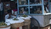 Tak ketinggalan penjual jajanan pasar yang dijajakan dalam gerobak biru. Sementara itu, di sampingnya terdapat penjual buah jeruk pikulan. Foto: Instagram/@perfectlifeid/Henk van Rinsum