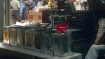 Potret Nostalgia Penjual Oncom dan Kacang di Pasar Kosambi Bandung 1980