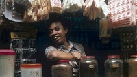 Ruko ini menjual kopi bubuk hingga susu skm. Banyak netizen yang salah fokus dengan harga kopi kisaran Rp 300 - Rp 350. Foto: Instagram/@perfectlifeid/Henk van Rinsum