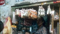 Ini penampakan penjual bumbu di pasar yang menempati ruko sederhana dengan jendela kecil. Menjual cabai merah, ketumbar, hingga bumbu bubuk. Foto: Instagram/@perfectlifeid/Henk van Rinsum