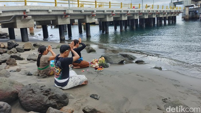 Keluarga I Komang Surata melakukan upacara adat Hindu Bali nebusin di Pelabuhan Gilimanuk, Bali, Sabtu (5/7/2025).