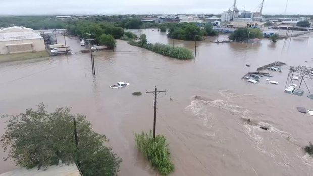 Pemandangan drone kendaraan yang sebagian terendam air banjir setelah hujan deras yang mengakibatkan banjir bandang di sepanjang Sungai Guadalupe di San Angelo, Texas, AS, 4 Juni 2025, dalam tangkapan layar yang diperoleh dari video media sosial. (Patrick Keely/via REUTERS)