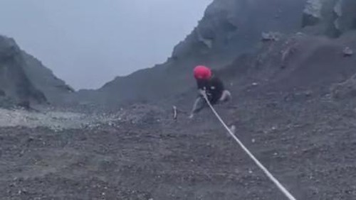 Tangkapan layar video ketika pemandu Juliana berupaya melakukan evakuasi sendiri saat Juliana jatuh. (IG.Rinjani_Man)