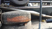 Ban bekas yang nyaris dibakar massa driver di bak mobil patroli tersebut.