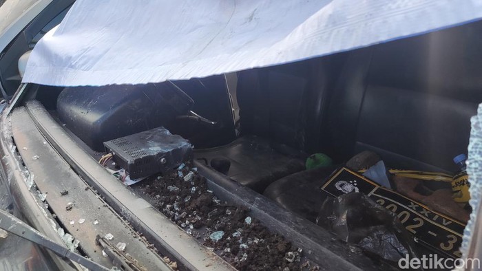 Penampakan mobil patroli Polsek Godean yang dirusak massa driver, Sabtu (5/7/2025) Penampakan mobil patroli Polsek Godean yang dirusak massa driver, Sabtu (5/7/2025). Aksi ini buntut dugaan penganiayaan driver pengantar makanan online oleh 'Mas-mas Pelayaran'.