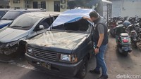 Mobil patroli Polsek Godean yang awalnya disiagakan di sekitar rumah Takbirdha Tsalasiwi Wartyana di Padukuhan Bantulan, Sidoarum, Godean, Sleman kini sudah dibawa ke Polresta Sleman.