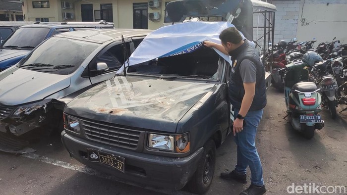 Penampakan mobil patroli Polsek Godean yang dirusak massa driver, Sabtu (5/7/2025). Aksi ini buntut dugaan penganiayaan driver pengantar makanan online oleh Mas-mas Pelayaran.