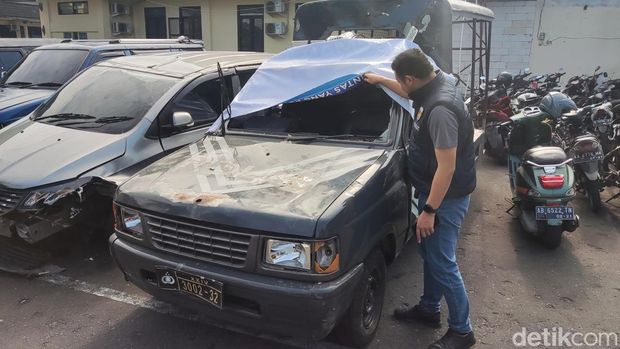 Penampakan mobil patroli Polsek Godean yang dirusak massa driver, Sabtu (5/7/2025). Aksi ini buntut dugaan penganiayaan driver pengantar makanan online oleh 'Mas-mas Pelayaran'.