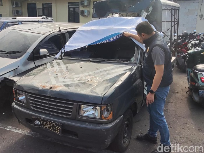 Penampakan mobil patroli Polsek Godean yang dirusak massa driver, Sabtu (5/7/2025). Aksi ini buntut dugaan penganiayaan driver pengantar makanan online oleh Mas-mas Pelayaran.