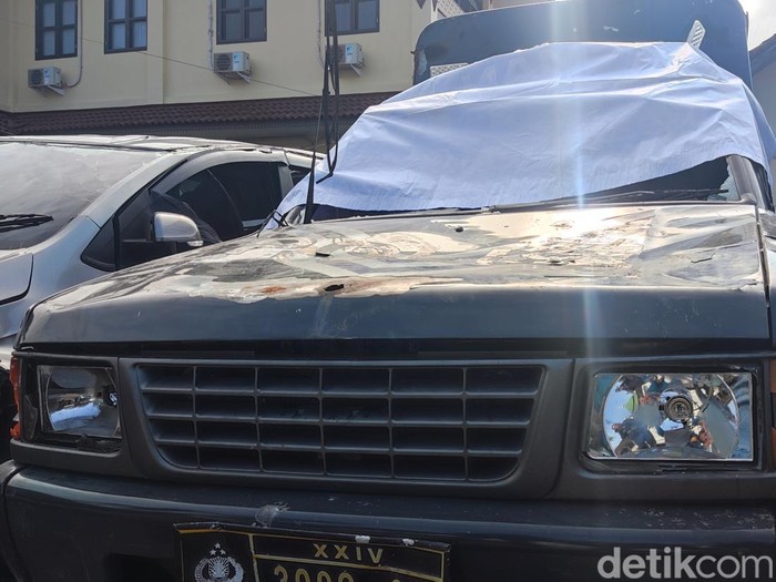 Penampakan mobil patroli Polsek Godean yang dirusak massa driver, Sabtu (5/7/2025). Aksi ini buntut dugaan penganiayaan driver pengantar makanan online oleh Mas-mas Pelayaran.