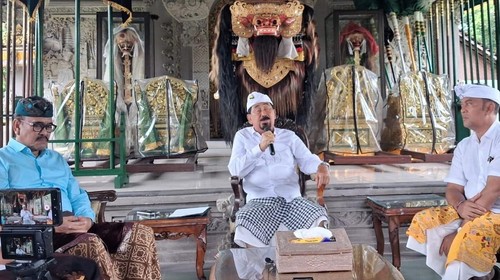 Pengelingsir Puri Ageng Mengwi yang juga mantan Bupati Badung, Anak Agung Gde Agung menjelaskan rangkaian Abhiseka Ratu Ida Cokorda, Sabtu (5/7/2025). (IST)