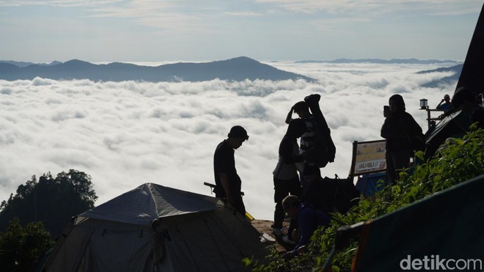 Penorama di atas awan di Bukit Tempurung, Sarolangun, Jambi, yang menjadi daya tarik wisata