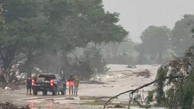 Penyelamatan helikopter terjadi di tengah banjir mematikan di Kerrville, Texas, AS, 4 Juli 2025, dalam gambar diam dari video yang diperoleh dari media sosial. Penyelamatan helikopter terjadi di tengah banjir mematikan di Kerrville, Texas, AS, 4 Juli 2025, dalam gambar diam dari video yang diperoleh dari media sosial. (Howdy's Restaurant, Bar & Chill/via REUTERS)
