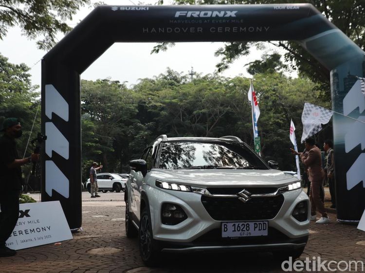 Momen Penyerahan 55 Unit Suzuki Fronx ke Konsumen di Indonesia