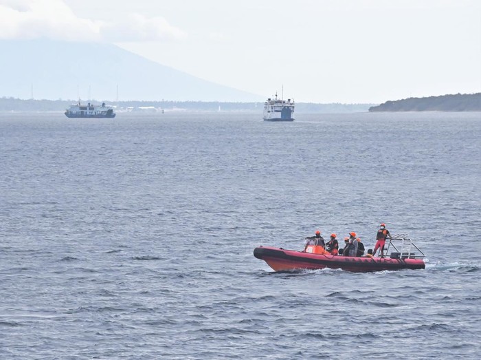 Petugas melakukan pencarian dalam operasi SAR tenggelamnya KMP Tunu Pratama Jaya di perairan Selat Bali, Jembrana, Bali, Sabtu (5/7/2025). Tim SAR gabungan memperluas area pencarian korban kapal KMP Tunu Pratama Jaya yang tenggelam di Selat Bali saat berlayar dari Pelabuhan Ketapang menuju Pelabuhan Gilimanuk hingga 141,4 nautical mile (NM) persegi di wilayah perairan dan 269,38 persegi untuk area pencarian udara. ANTARA FOTO/Fikri Yusuf