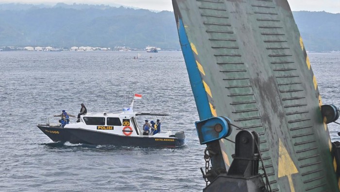Perluas Area Pencarian, Tim SAR Buru Korban KMP Tunu Pratama Jaya Petugas melakukan pencarian dalam operasi SAR tenggelamnya KMP Tunu Pratama Jaya di perairan Selat Bali, Jembrana, Bali, Sabtu (5/7/2025). Tim SAR gabungan memperluas area pencarian korban kapal KMP Tunu Pratama Jaya yang tenggelam di Selat Bali saat berlayar dari Pelabuhan Ketapang menuju Pelabuhan Gilimanuk hingga 141,4 nautical mile (NM) persegi di wilayah perairan dan 269,38 persegi untuk area pencarian udara. ANTARA FOTO/Fikri Yusuf