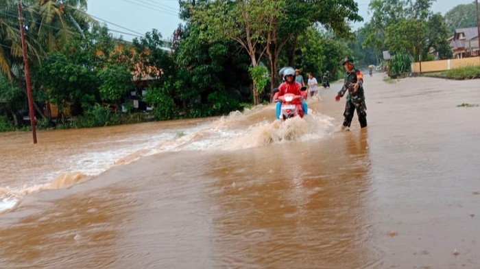 Personel Kodim 1407/Bone membantu warga di lokasi banjir di Bone.