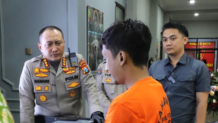 Faturrochim (25), tersangka penusuk pesilat hingga tewas saat bersama Kapolresta Malang Kombes Nanang Haryono