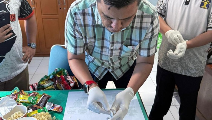 Petugas Lapas Jambi membongkar kemasan cup mie bawaan pengunjung berisi 3 paket sabu
