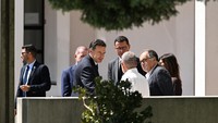 PM Portugal, Luis Montenegro, juga sempat datang saat penyemayaman masih bersifat privat bagi keluarga. Foto: PA Images via Getty Images/PA - PA Image