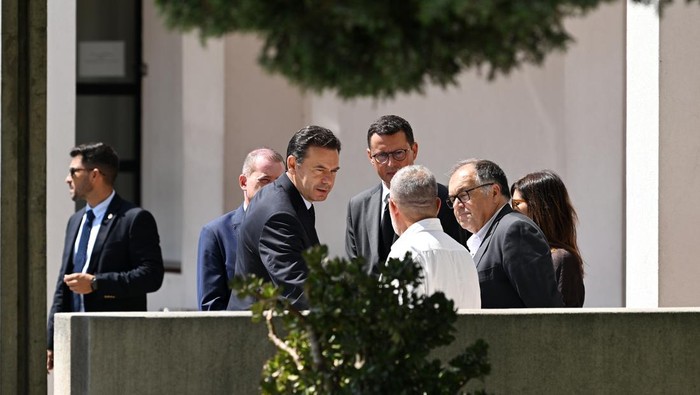pm portugal perdana menteri portugal luis montenegro diogo jota liverpool diogo jota meninggal dunia Prime minister of Portugal Luis Montenegro (third left) ahead of the wake of Diogo Jota being held at Sao Cosme Chapel in the town of Gondomar near Porto. The Portugal forward died along with his younger brother Andre Silva in the accident in Zamora on Thursday morning. Picture date: Friday July 4, 2025. (Photo by PA/PA Images via Getty Images)