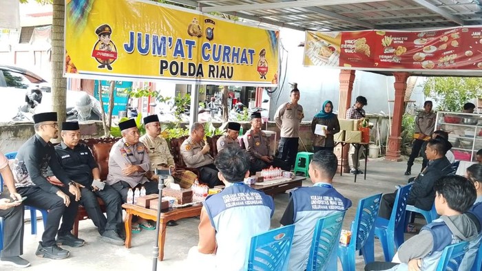Polda Riau dan Polresta Pekanbaru mendengarkan keluhan warga lewat Jumat Curhat, yang digelar pada Jumat (5/7/2025).