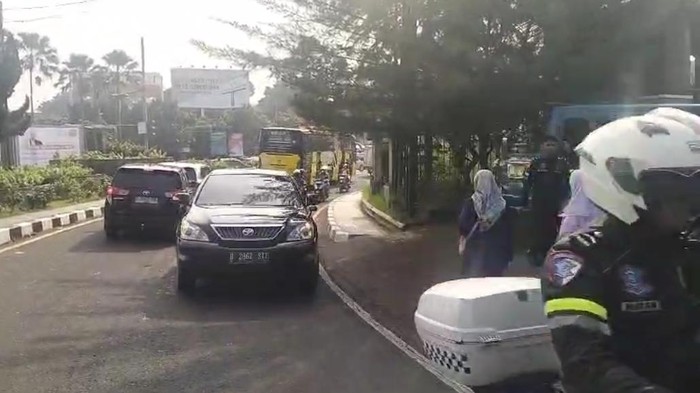 Polisi kawal ibu hamil yang terjebak saat one way di Puncak Bogor