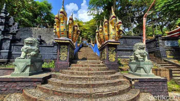 Prabu, pengurus Vihara Dewi Kwan Im di Palabuhanratu, Sukabumi.