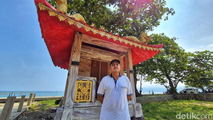 Prabu, pengurus Vihara Dewi Kwan Im di Palabuhanratu, Sukabumi.