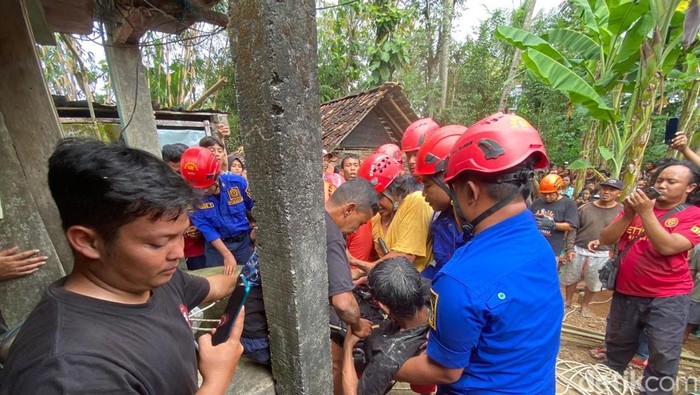 Proses evakuasi pria yang tercebur sumur di Karang Tengah, Wonosari, Gunungkidul, Sabtu (5/7/2025).