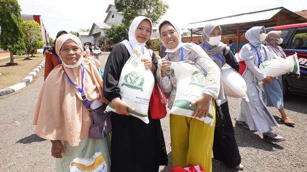 Program bantuan pangan beras yang menjadi bagian dari penebalan bantuan sosial tahun 2025 untuk memberi stimulus ekonomi ke masyarakat, secara resmi telah ditugaskan kepada Perum Bulog. Program bantuan pangan beras yang menjadi bagian dari penebalan bantuan sosial tahun 2025 untuk memberi stimulus ekonomi ke masyarakat, secara resmi telah ditugaskan kepada Perum Bulog. (Dok. Bapanas)