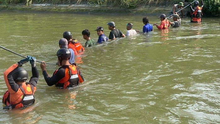 Proses evakuasi korban hanyut yang hanyut di Sungai Lodoagung Blitar