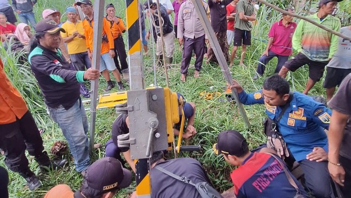 Proses evakuasi Mbah Supiyah dari sumur 7 meter di Getasan, Semarang, Jumat (4/7/2025).