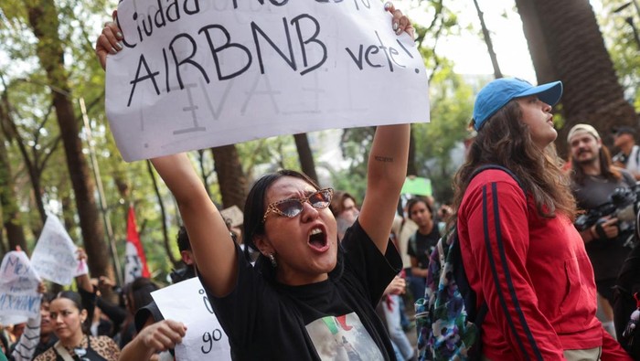 Protes Pecah di Condesa, Warga Meksiko Tolak Gentrifikasi Puluhan warga menggelar aksi protes di kawasan Condesa, Mexico City, Jumat (4/7/2025), menolak proses gentrifikasi yang mereka nilai telah mengusir penduduk lokal dan menaikkan harga sewa rumah secara drastis. REUTERS/Raquel Cunha