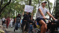 Aksi protes menentang gentrifikasi di lingkungan Condesa, Mexico City, Jumat (4/7/2025), memuncak saat puluhan warga memegang spanduk “Gentrifikasi adalah kolonisasi” dan turun ke jalan untuk menuntut perlindungan komunitas lokal dari gelombang pendatang, terutama para digital nomad berdaya beli tinggi. REUTERS/Raquel Cunha
