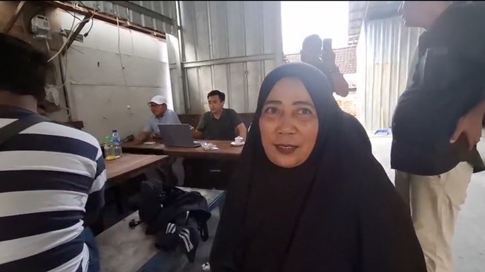 Rofiah (53) yang memiliki warung di Stadion Surajaya
