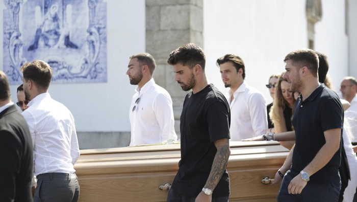 Coffin carried into church, one of the bearers Portuguese footballer Ruben Neves for the funeral of Diogo Jota and his brother Andre Silva at Igreja Matriz de Gondomar on July 05, 2025 in Gondomar, Portugal. Diogo Jota played for Liverpool FC and Portugal his brother Andre Silva played for FC Penafiel. They both died on July 3rd 2025 in a car accident in the province of Zamora, Spain.  (João Mota/Sports Press Photo / SPP)
