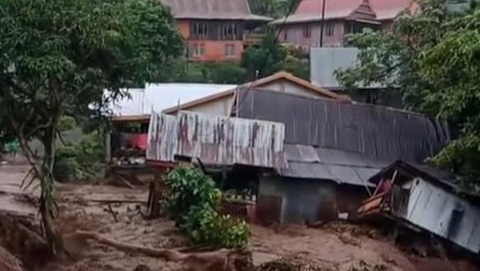 5 Orang Sekeluarga Terjebak Banjir di Rumbia Jeneponto, Rumah Nyaris Hanyut