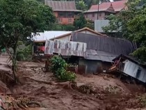 5 Orang Sekeluarga Terjebak Banjir di Rumbia Jeneponto, Rumah Nyaris Hanyut