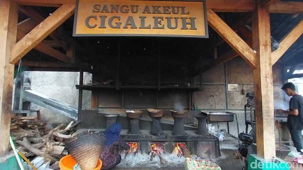 Rumah makan Sangu Akeul Cigaleuh.