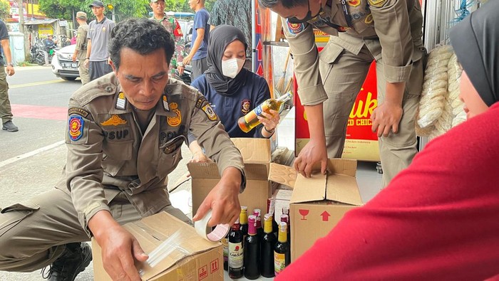 Satpol PP gerebek penjual miras ilegal di Bogor